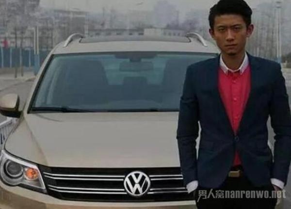 难怪张一山那么火 看到张一山的座驾 实在是太低调了
