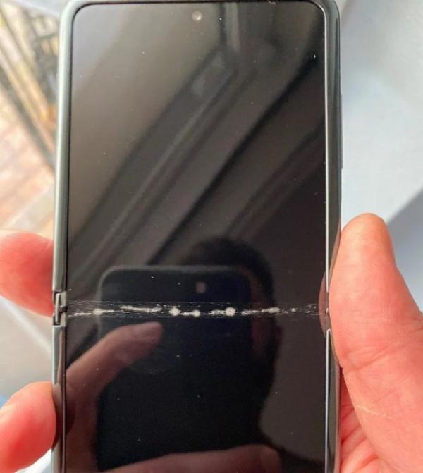 网曝三星新款折叠手机翻车 屏幕折叠部位出现严重裂痕