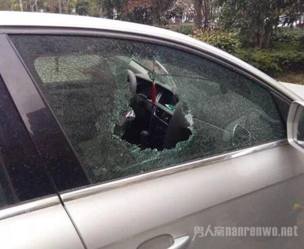 车钥匙被锁在车里怎么办 老司机：笨的人才会砸玻璃
