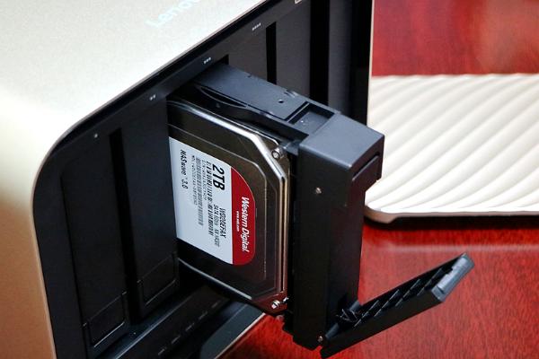 最易用的五盘位旗舰级NAS 联想个人云存储X1评测