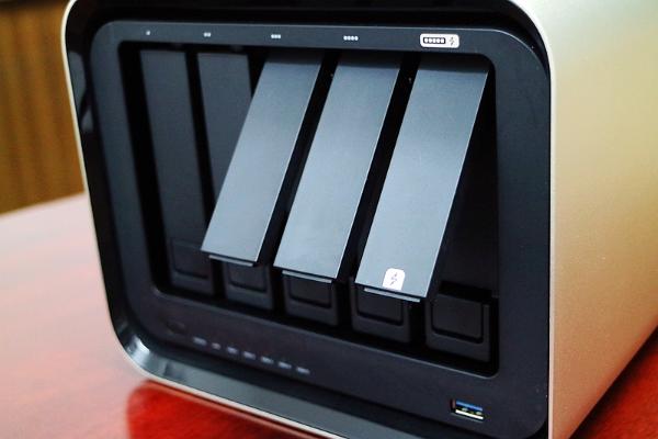 最易用的五盘位旗舰级NAS 联想个人云存储X1评测