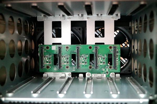 最易用的五盘位旗舰级NAS 联想个人云存储X1评测