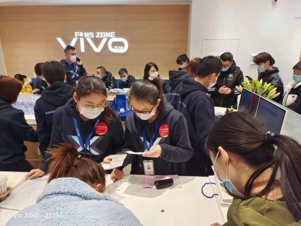 超模刘雯亲临助阵 引爆vivo X60系列发售现场