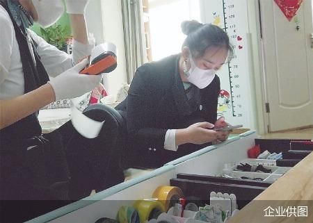 00后淘宝整理师一年叠30万件衣服 “整理的不仅是物品还有心情”