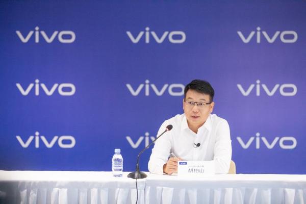 搭载首颗自研影像芯片，vivo X70全系外型曝光