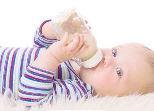 婴儿：婴儿躺着喝奶伤害多多 需及时纠正