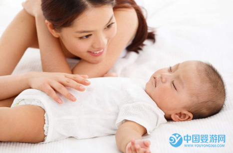 「婴儿」与坚持婴儿游泳的宝宝相比，差距一目了然