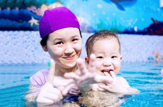 经济但不实用，宝宝在家游泳与在婴儿游泳馆游泳差距可不小