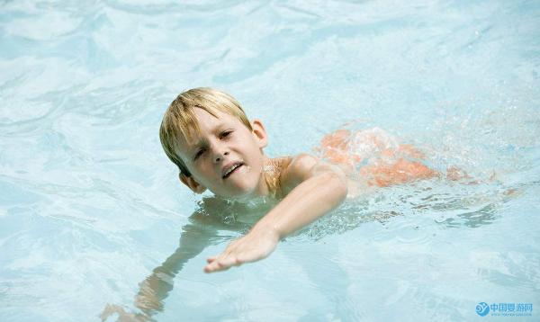 婴儿游泳，减少宝宝秋季疾病的产生
