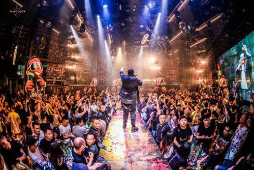 迎着全民嘻哈的热潮,广州本色策划了一系列与嘻哈同行的超级派对.