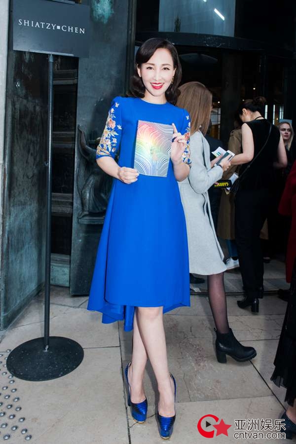 岳丽娜受邀夏姿陈看秀中式刺绣裙表达复古时尚