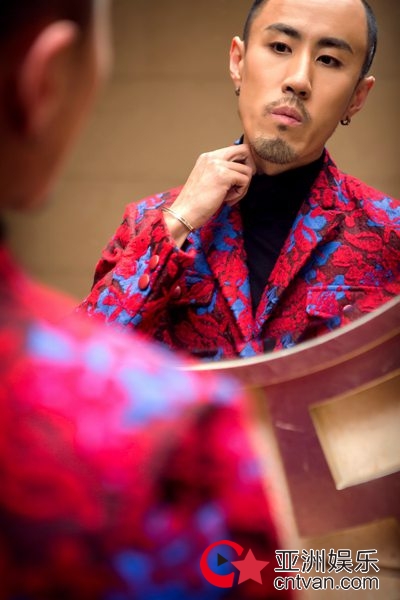 中国国际时装周正在热烈进行中,日前演员孙亦沐受邀亮相某品牌秀场,身