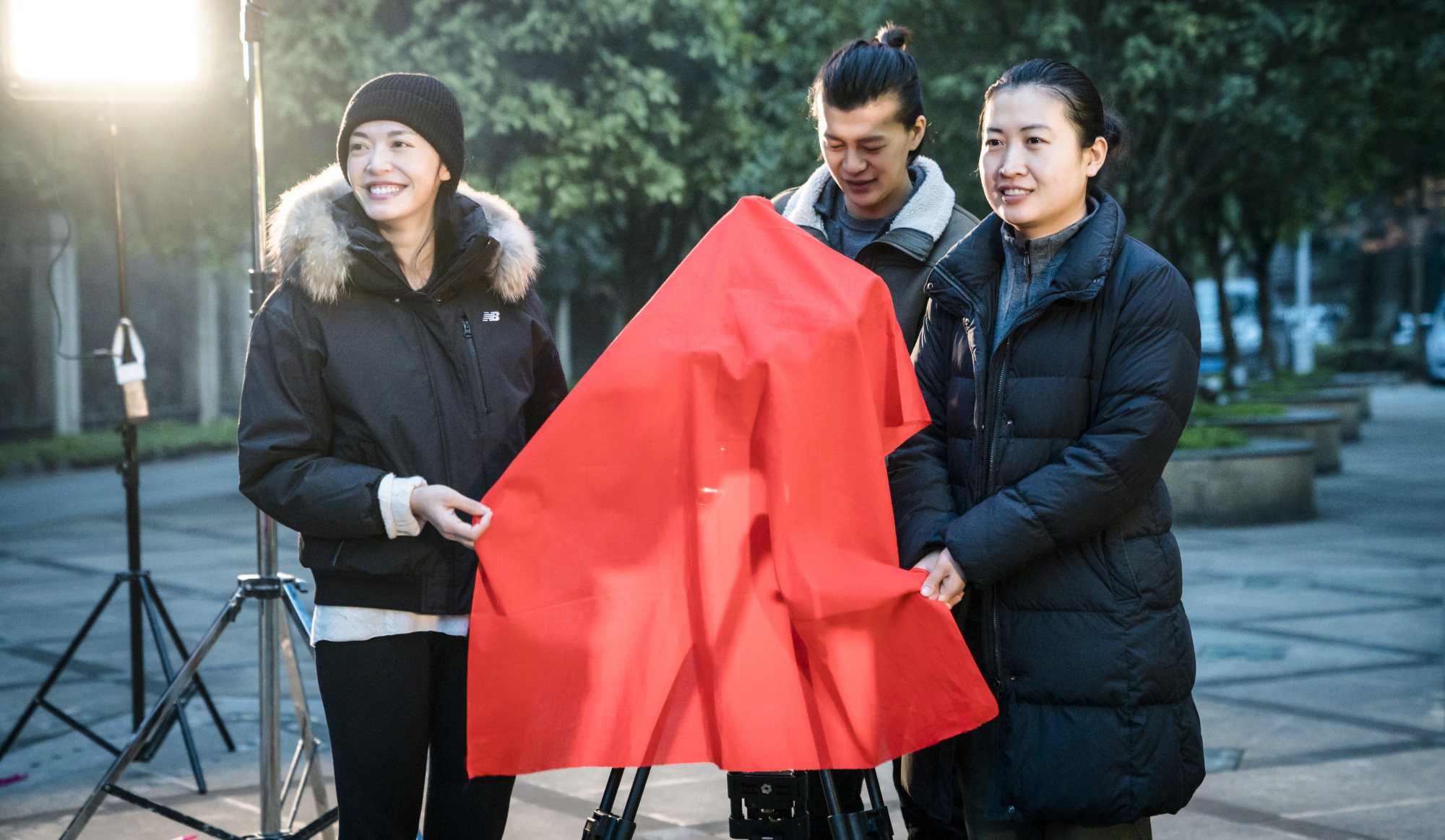 姚晨首部文艺片开机 素颜与剧组吃火锅