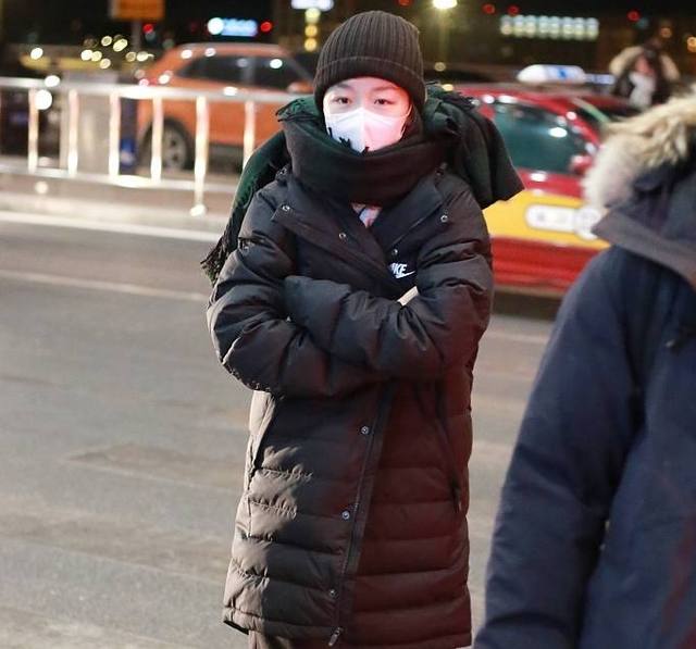 周冬雨素颜亮相似小老太手插衣袖取暖超接地气