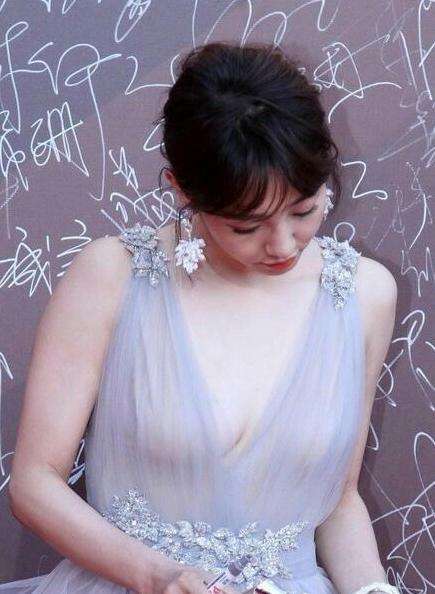 白百何19岁青涩旧照曝光 身着露脐装与男模贴身拍广告