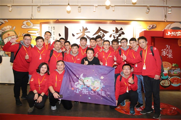 小米家宴饕餮开席:雷军美女共舞助兴