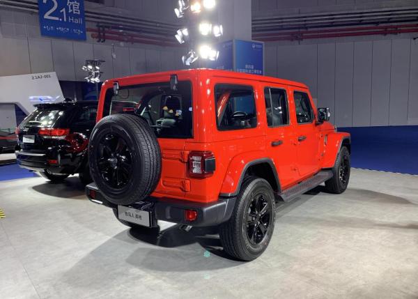 Jeep牧马人高地版亮相2021进博会，硬派气息十足