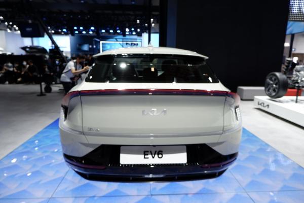起亚EV6广州车展亮相，定位纯电紧凑型SUV