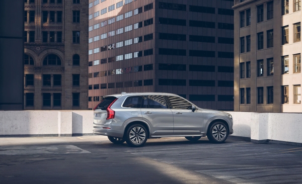 新款沃尔沃XC90 T8车型上市 售价89.49万元 纯电续航59km