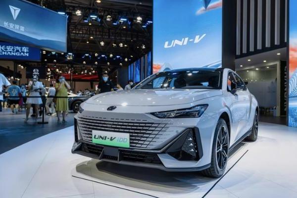 2022重庆车展：长安UNI-V iDD车型正式亮相
