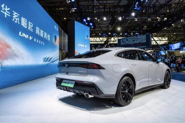 2022重庆车展：长安UNI-V iDD车型正式亮相