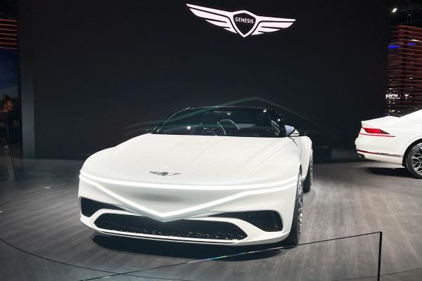 捷尼赛思X敞篷概念车在2022洛杉矶车展亮相，内饰造型很另类