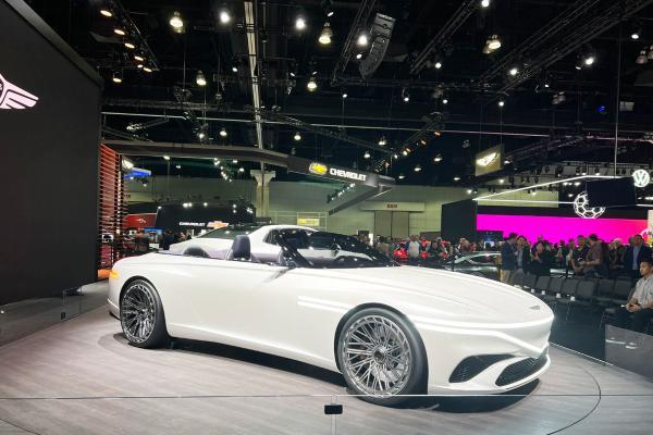 捷尼赛思X敞篷概念车在2022洛杉矶车展亮相，内饰造型很另类