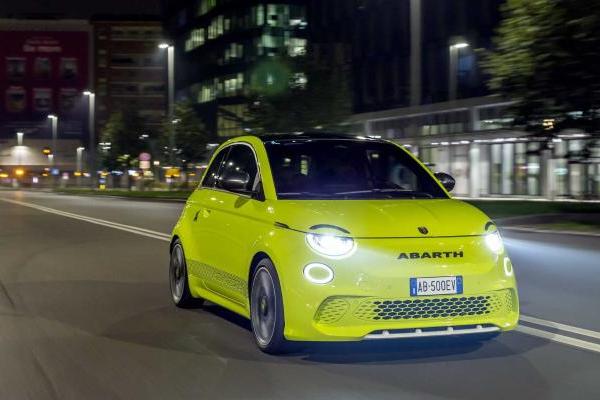 纯正小电炮，7秒可破百，Abarth 500e官图正式发布