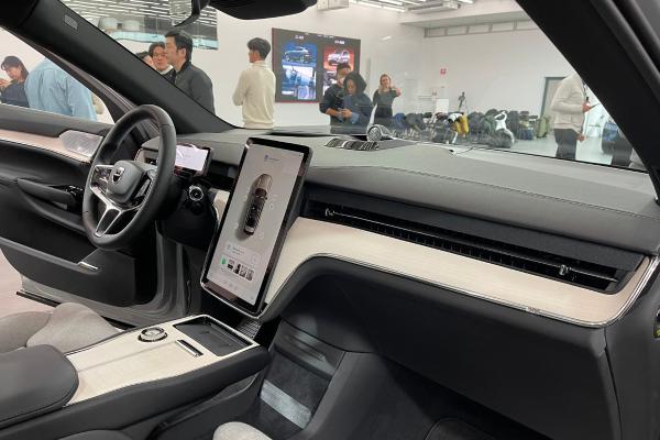 沃尔沃全新纯电动旗舰SUV——EX90实车首发，2024年国产