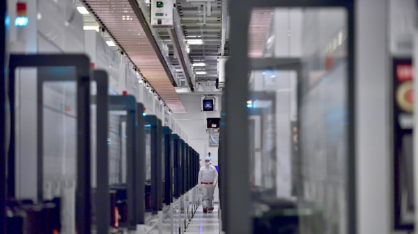 newsroom-intel-manufacturing-feat.jpg.rendition.intel.web.1072.603.jpg