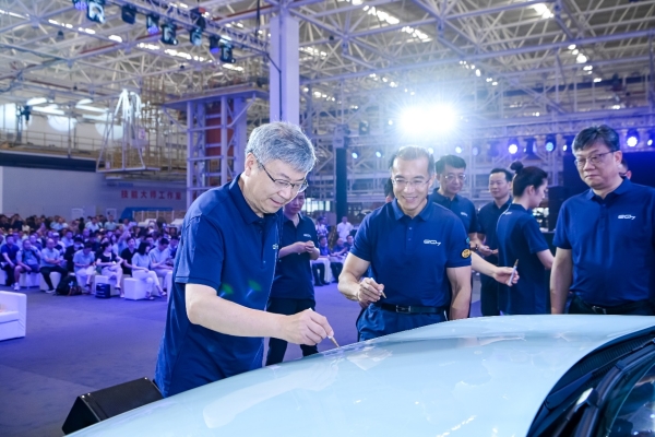 中国首个铝基轻量化平台发布，奇瑞eQ7首台量产车下线