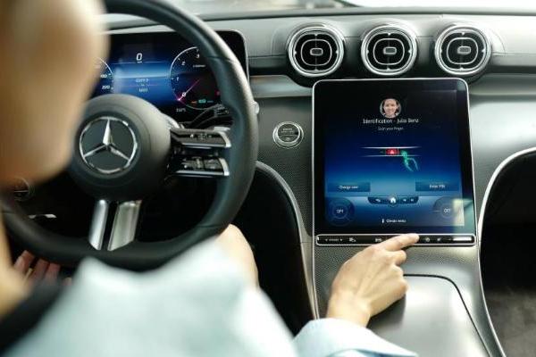 梅赛德斯-奔驰与万事达卡推出本地加油站车内支付服务 可使用Mercedes pay+直接在车内通过指纹支付