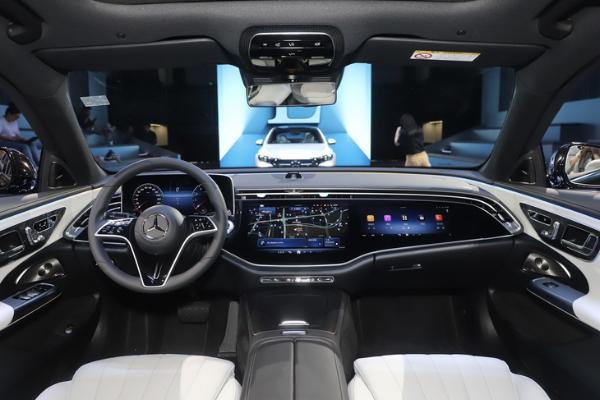 2023广州车展：全新一代奔驰E预售45万起，内饰三块大屏