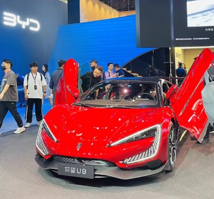 开车门技术让其他车型仰望 比亚迪仰望U7U9携炫酷黑科技亮相北京车展