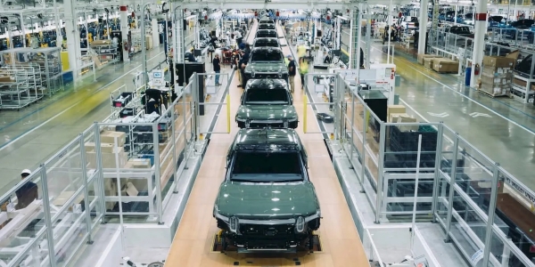 Rivian诺摩尔工厂闭厂升级，将生产R2车型