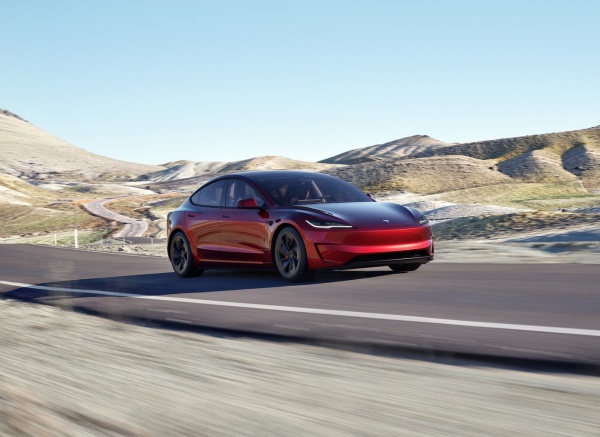 零百加速3.1秒最高车速261km/h 特斯拉Model 3高性能版正式销售