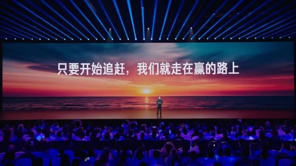 小米YU7亮了个相,车圈又杀红了眼
