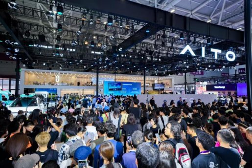 粤港澳车展见证新里程碑，问界M9 2025款大五座零重力座椅版开启交付