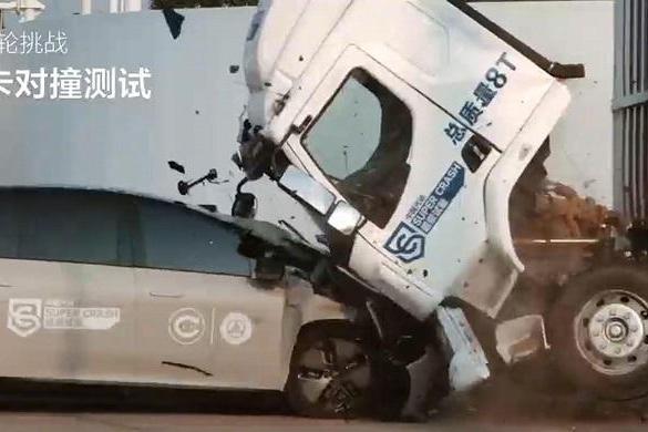 理想i8与乘龙卡车对撞测试，惊动厂家？网友：再撞一次！