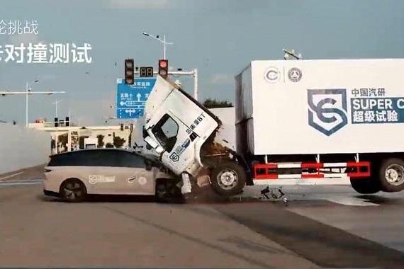 理想i8与乘龙卡车对撞测试，惊动厂家？网友：再撞一次！