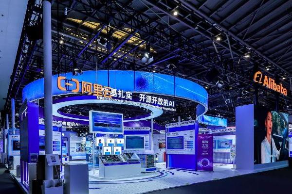 阿里巴巴在2025世界人工智能大会上发布智能座舱
