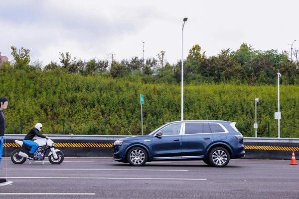 问界M7事故原因分析：辅助驾驶不值得完全信任！