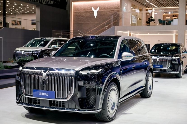 奔驰比亚迪高管现身岚图展台，聚焦新车“泰山”