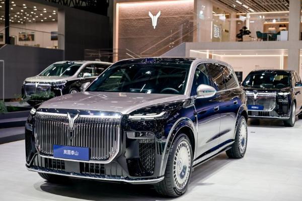 奔驰比亚迪高管现身岚图展台，聚焦新车“泰山”