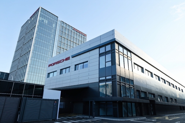 重塑智能豪华跑车体验，保时捷上演“中国速度”