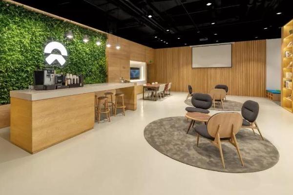 卖了100万辆车，蔚来终于学会“抠门”了？