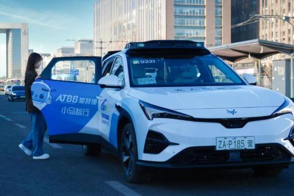 小马智行联手爱特博，布局高端Robotaxi出行服务