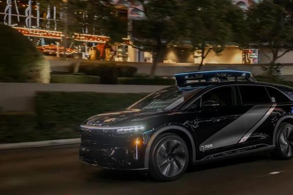 Lucid、Nuro与优步联合发布自动驾驶出租车