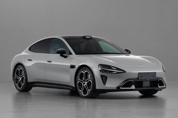 一辆小米SU7撞进寿衣店？店门损坏，排除酒驾可能