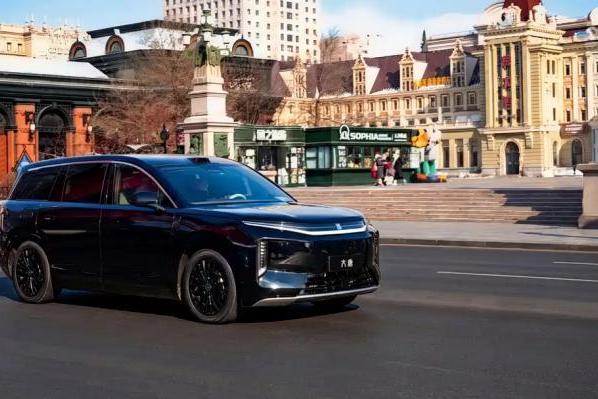 比亚迪大唐官图发布，封闭式前脸，红银双拼色车身